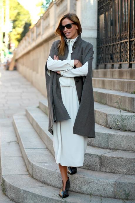 vestido blanco con lazada y capa