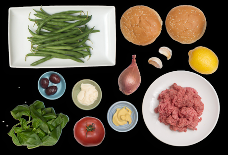 Hamburguesa de ali-oli y albahaca con ensalada de tomate y judías verdes