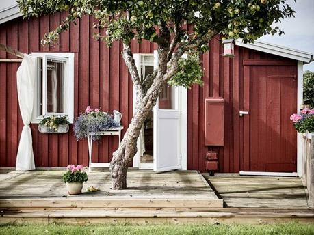 pequeña cabaña madera papel de pared Motivos florales decoración flores y plantas decoración estilo sueco decoración femenina decoración exterior blog decoración nórdica 