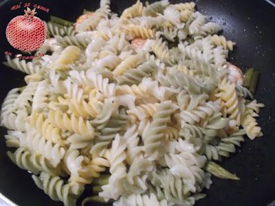 Macarrones con ajos tiernos y gambas