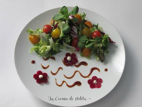 Ensalada con tomates cherry de colores