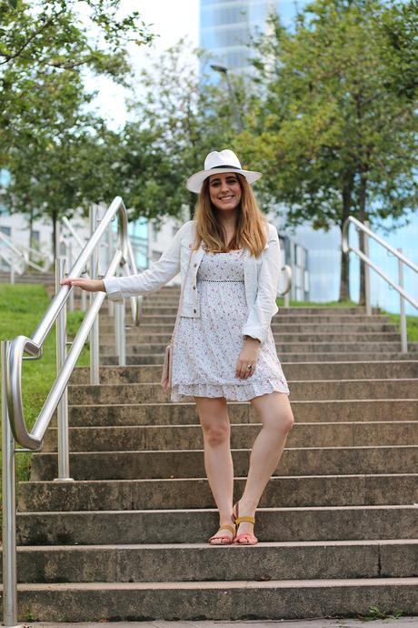 Vestido de flores y sombrero