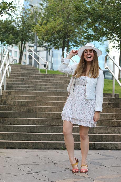 Vestido de flores y sombrero