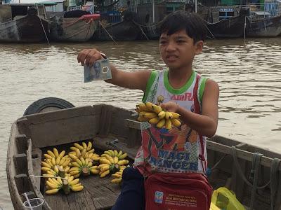Vende y compra, la edad no importa en Cai Rang (Can Tho - Siem Reap día 16 #vietnam16im)