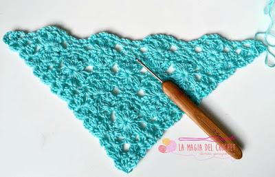 Chal triangular con punto JAZMÍN al crochet