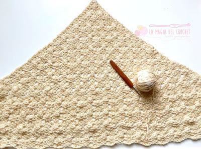 Chal triangular con punto JAZMÍN al crochet