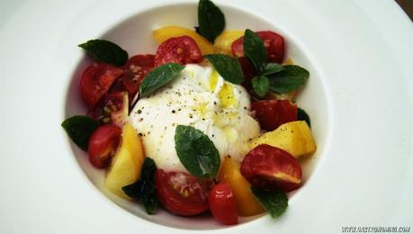 Ensalada de burrata, tomates y albahaca fresca