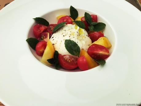 Ensalada de burrata, tomates y albahaca fresca