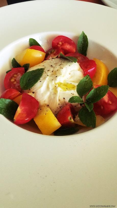 Ensalada de burrata, tomates y albahaca fresca