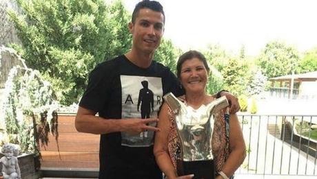 Madre de CR7 alienta a su hijo cuando lo enviaron a la banca Madre de CR7 alienta a su hijo cuando lo enviaron a la banca
