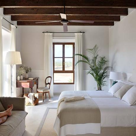 Hotel in Mallorca Cal Reiet / The Main house : Dormitorios de estilo Mediterráneo de Bloomint design