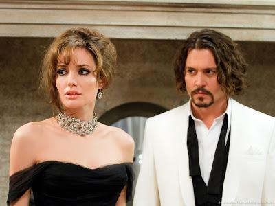 Angelina Jolie consolada por su amigo Johnny Depp