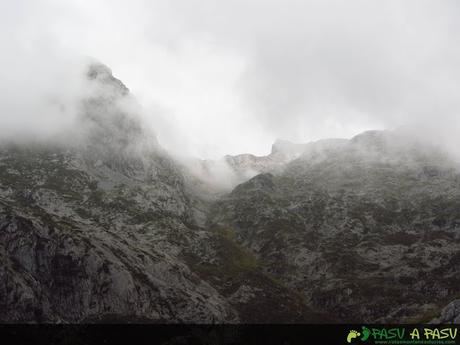 Vista hacia la canal de las Vacas con el tiempo nublado