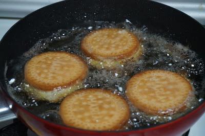 Galletas fritas rellenas de flan