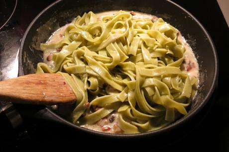 Tallarines con salsa de queso y nueces