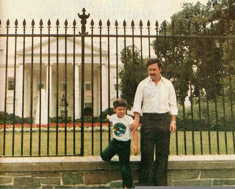 Pablo Escobar y su hijo frente a la Casa Blanca