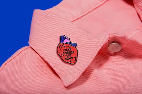 Sagmeister & Walsh’s lanzan una colección de pins contra Donald Trump