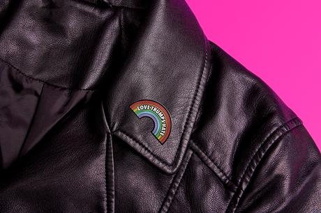 Sagmeister & Walsh’s lanzan una colección de pins contra Donald Trump