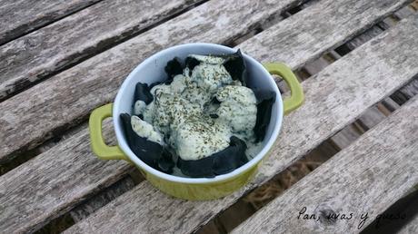 Tortellini al nero di seppia con salsa de alcaparras