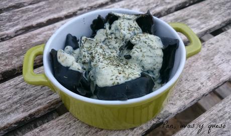 Tortellini al nero di seppia con salsa de alcaparras