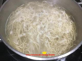 FIDEOS CHINOS CON PECHUGA DE POLLO EN SALSA CURRY FIDEOS CHINOS CON PECHUGA DE POLLO EN SALSA CURRY