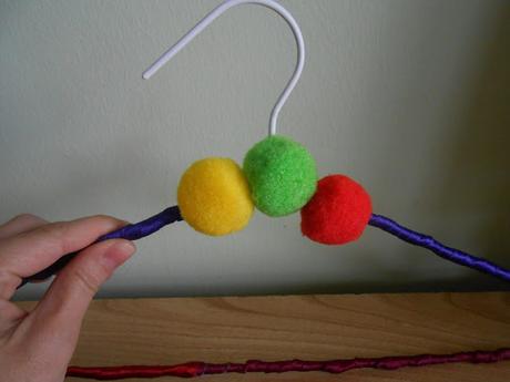 Diy: percha de pompones