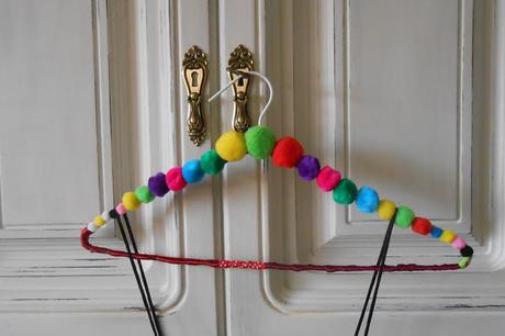 Diy: percha de pompones