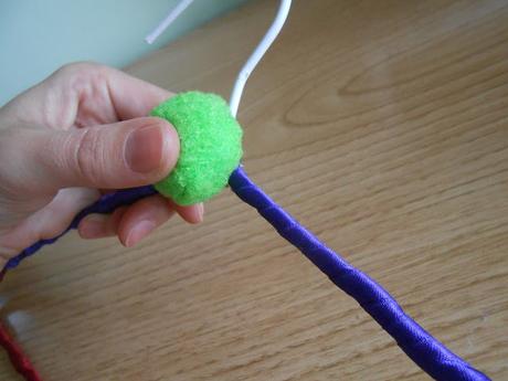 Diy: percha de pompones