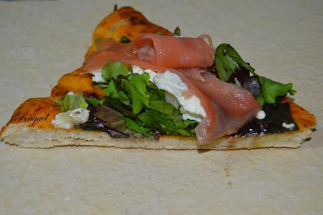 Pizza de brotes tiernos con queso de cabra y salmón ahumado Pizza de brotes tiernos con queso de cabra y salmón ahumado