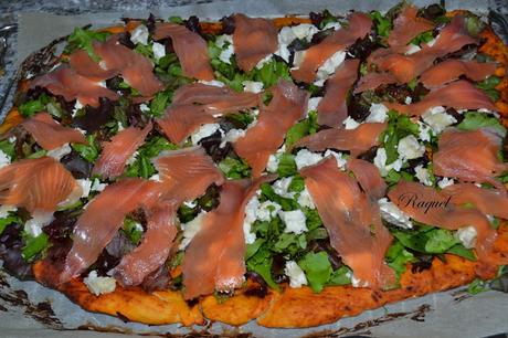 Pizza de brotes tiernos con queso de cabra y salmón ahumado Pizza de brotes tiernos con queso de cabra y salmón ahumado