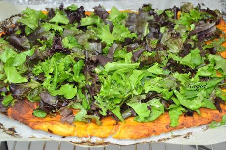 Pizza de brotes tiernos con queso de cabra y salmón ahumado Pizza de brotes tiernos con queso de cabra y salmón ahumado