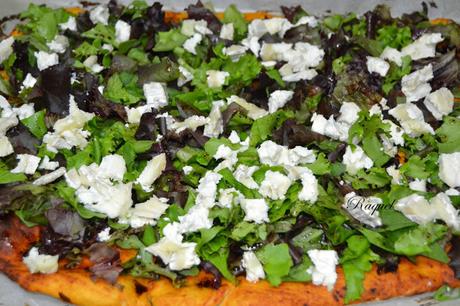 Pizza de brotes tiernos con queso de cabra y salmón ahumado Pizza de brotes tiernos con queso de cabra y salmón ahumado