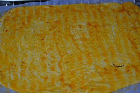 Pizza de brotes tiernos con queso de cabra y salmón ahumado Pizza de brotes tiernos con queso de cabra y salmón ahumado