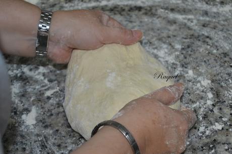 Pizza de brotes tiernos con queso de cabra y salmón ahumado Pizza de brotes tiernos con queso de cabra y salmón ahumado