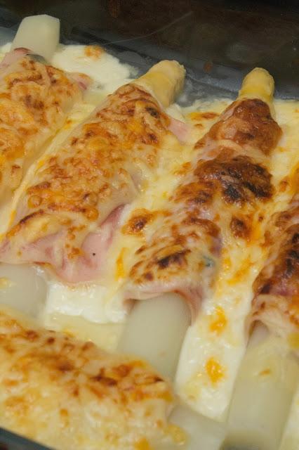 Espárragos enrollados con bechamel