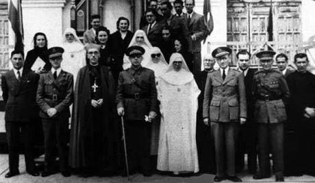 Visita del Obispo a la prisión de Burgos en 1942. Genuina 'raza española', como puede comprobarse. 