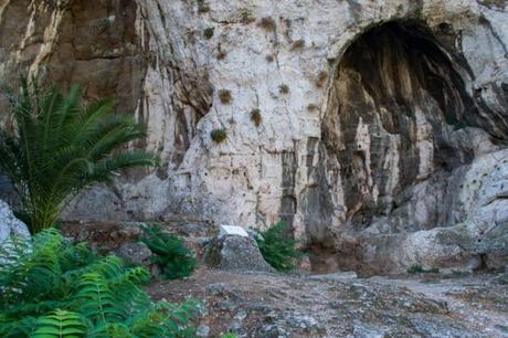 Cuevas en la ladera norte de la Acrópolis