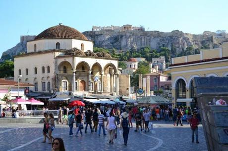 Plaza de Monastiriki, con la Acrópolis de fondo