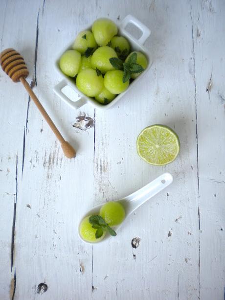 Ensalada de melón y menta con aliño de miel y lima