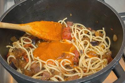 Pasta a la norma vegetariana versión ligera