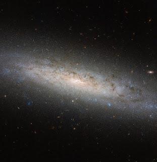 NGC 24, una galaxia de lado oscuro.
