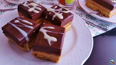 Pasteles de chocolate y caramelo