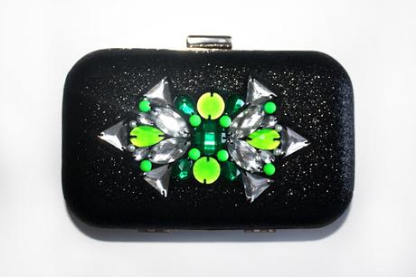 Bolso de fiesta negro y verde con tonos fluor Clutch joya negro brillante con pedrería verde
