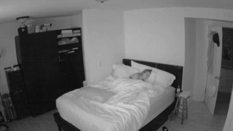 Mujer es despertada por algo siniestro (Video) Sleeping soundly, all seems quiet in the young woman's bedroom as she sleeps alone