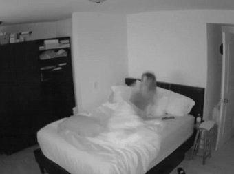 Mujer es despertada por algo siniestro (Video) This Woman Turned Her Lights Off For Bed But Was Awoken By Something Sinister