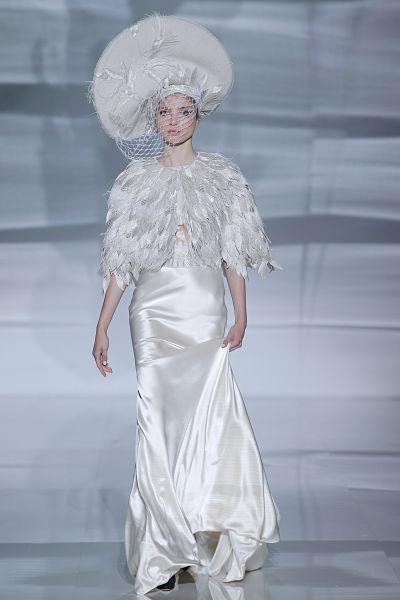 Vestido de novia de Isabel Zapardiez 2017 con plumas - Foto: Barcelona Bridal Fashion Week