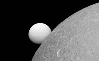 Dione, otra luna con un océano subterráneo.