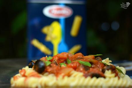 Fusilli-con-salsa-de-tomate-berenjena-y-aceitunas-negras-01