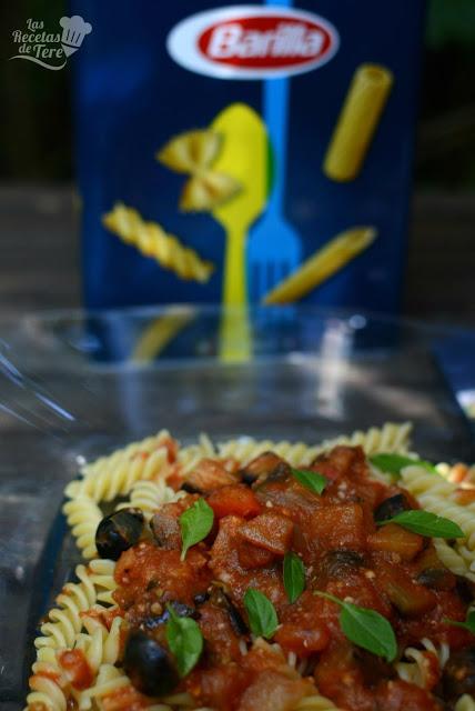 Fusilli-con-salsa-de-tomate-berenjena-y-aceitunas-negras-04