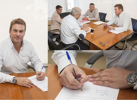 El Director Técnico de Hogar Seco, Dwight Lindstrom, en el momento de la firma del contrato.